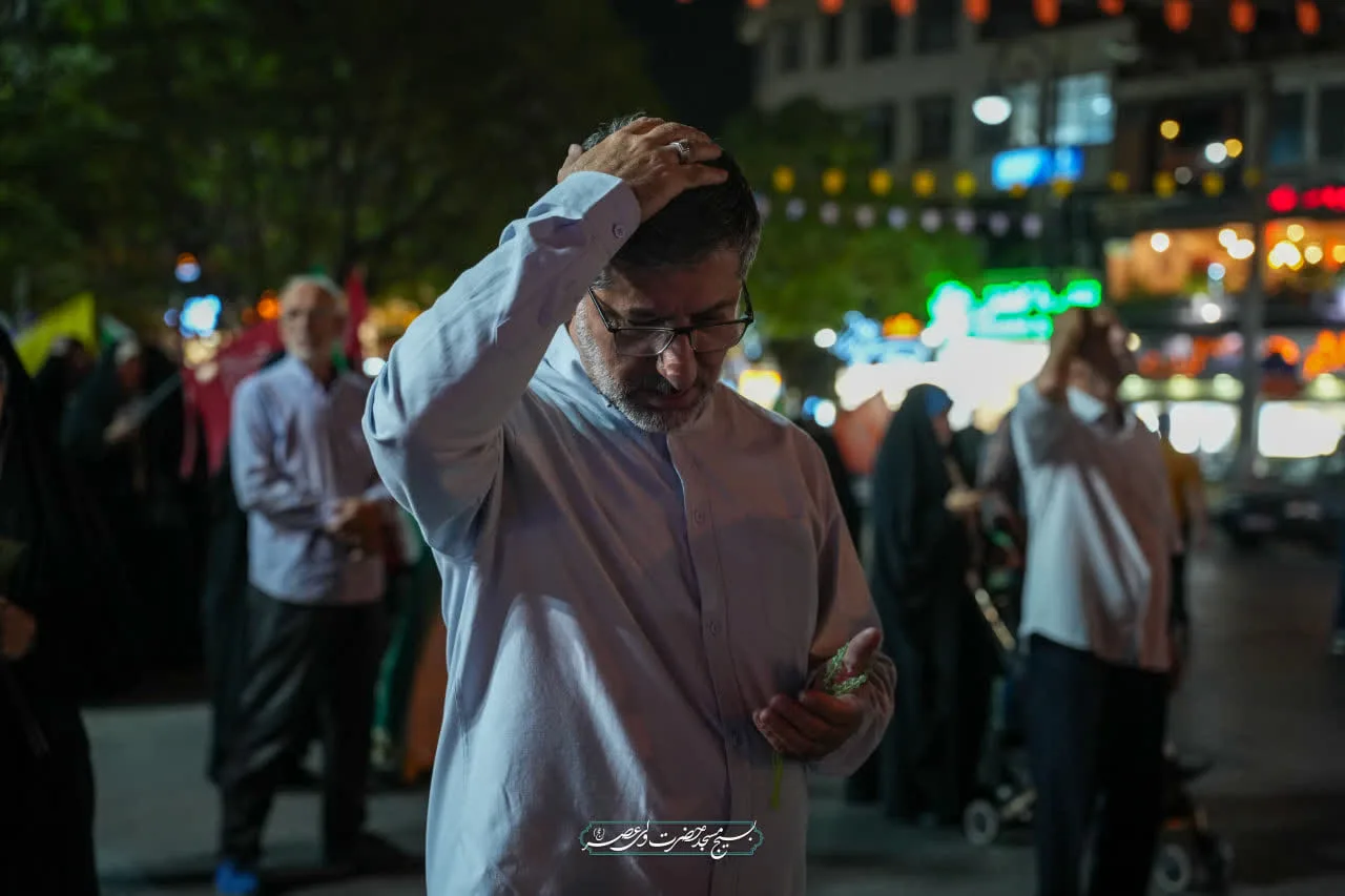 شانه به شانه در کنار یکدیگر ایستاده ایم