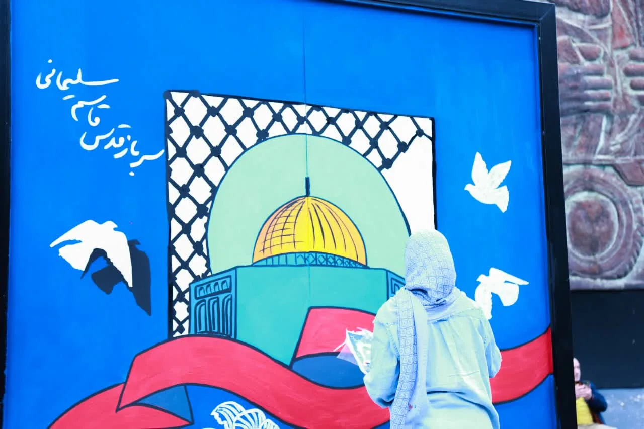 🔻روزقدس روزی است که با ابتکار هوشمندانه امام خمینی همچون حلقه‌ی وصلی برای هم‌صدایی مسلمانان درباره‌ی قدس شریف و فلسطین مظلوم تعیین شد.