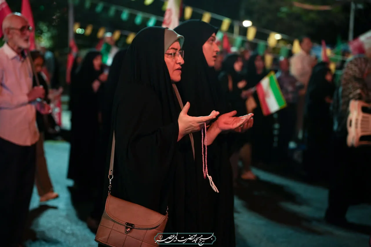 پرچم‌ها در باد می‌رقصند