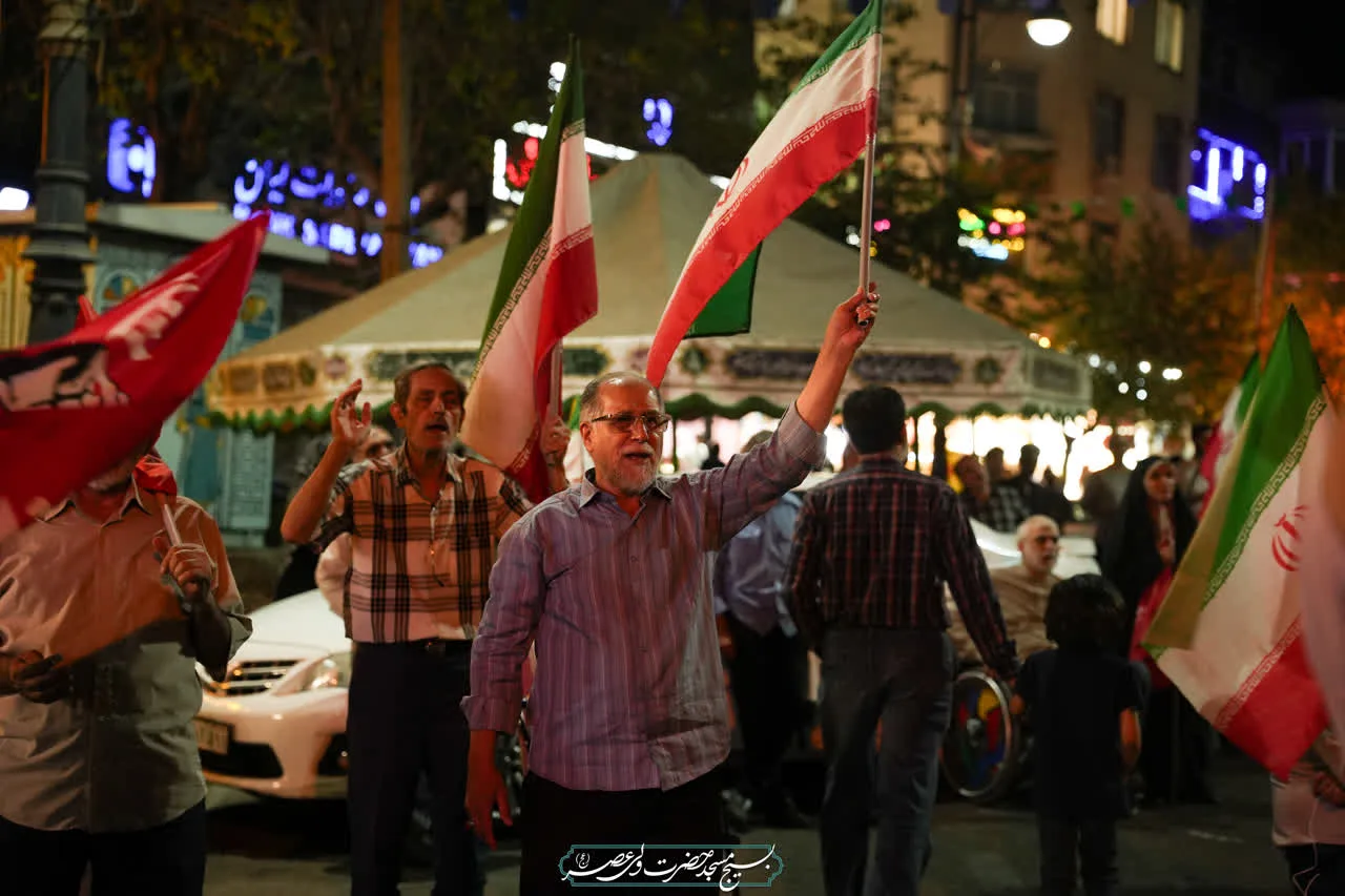 پرچم‌ها در باد می‌رقصند