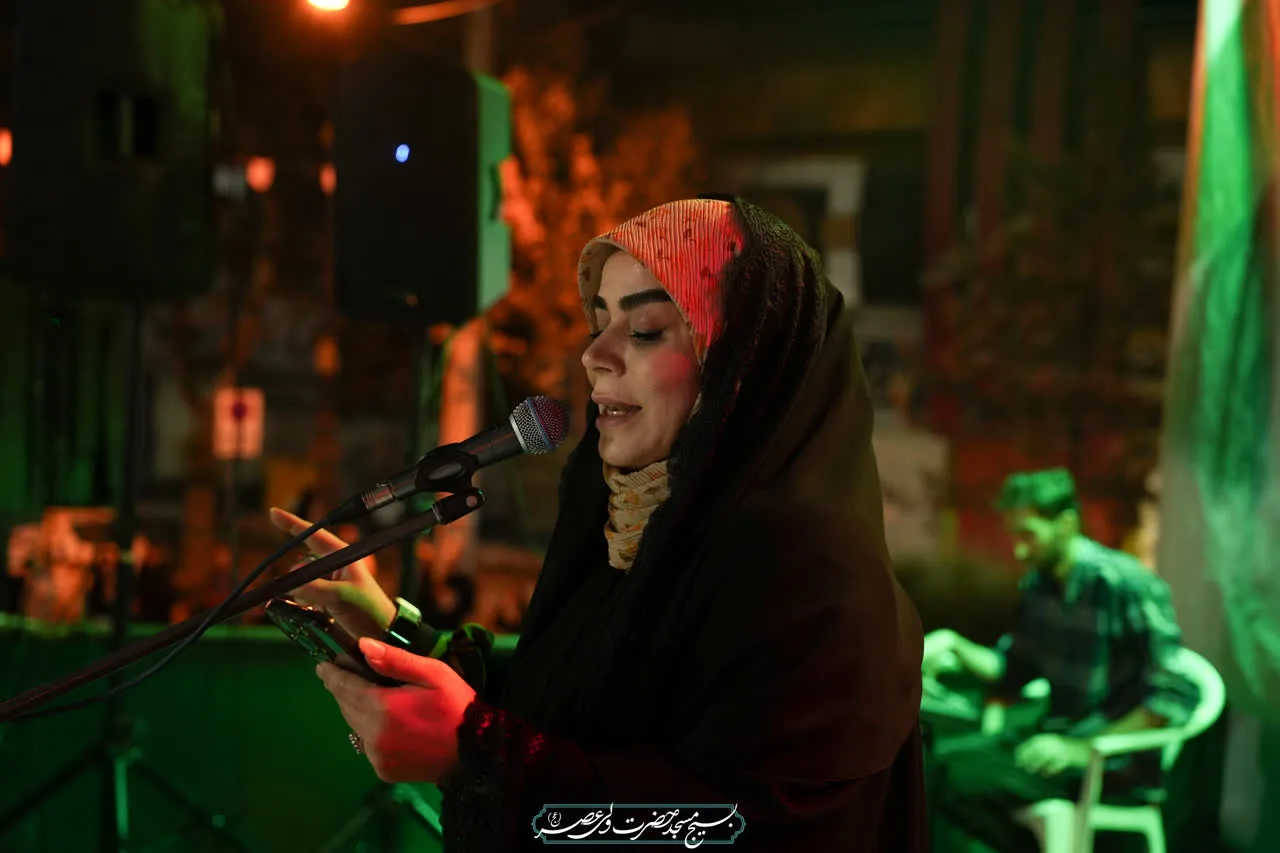 پرچم‌ها در باد می‌رقصند