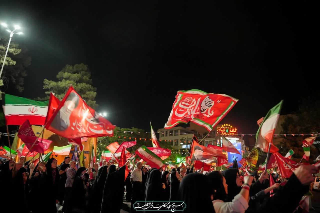 پرچم‌ها در باد می‌رقصند