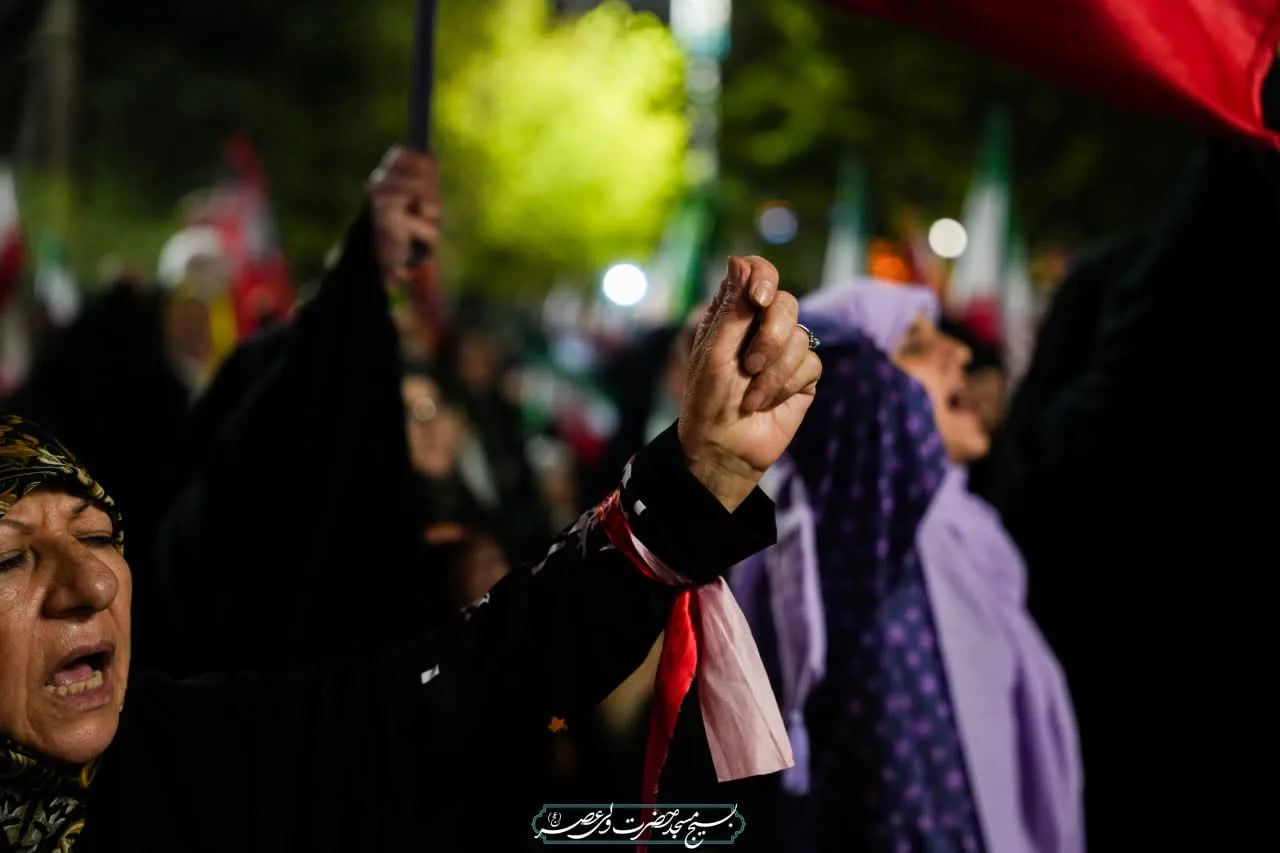 ما بادست های گره کرده می گویم  الله اکبر✊